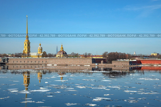 Апрельский день у стен Петропавловской крепости. Санкт-Петербург (2023 год). Стоковое фото, фотограф Анна Карасева / Фотобанк Лори