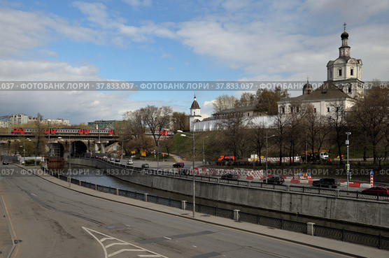 April 28, 2022, Moscow, Russia:   View of Yauza  river, Andronikov Viaduct and Spaso-Andronikov Monastery  from Kostomarovsky bridge in spring. Стоковое фото, фотограф Алексей Антипов / Фотобанк Лори