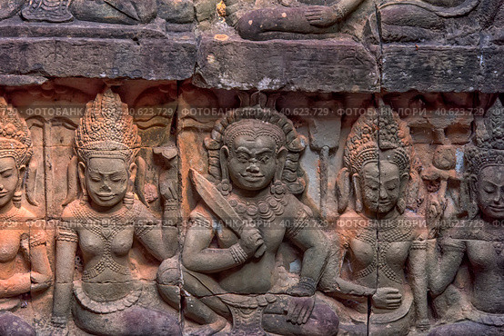 Apsara carved on the wall of the Elephant terrace, Angkor Thom. cambodia. (2017 год). Редакционное фото, фотограф Анна Кривицкая / Фотобанк Лори