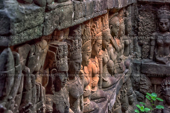 Apsara carved on the wall of the Elephant terrace, Angkor Thom. cambodia. (2017 год). Редакционное фото, фотограф Анна Кривицкая / Фотобанк Лори