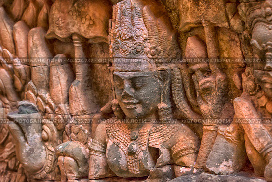 Apsara carved on the wall of the Elephant terrace, Angkor Thom. cambodia. (2017 год). Редакционное фото, фотограф Анна Кривицкая / Фотобанк Лори