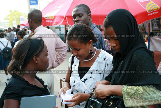 Arabian womans, local residents Dar es Salaam communicate outdoor. Три чернокожие женщины мусульманки общаются на улице в центре Дар эс Салама в Танзании. (2008 год). Редакционное фото, фотограф Владимир Григорьев / Фотобанк Лори