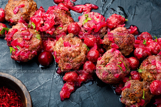 Arabic food lamb kufta spiced with saffron.Appetizing lamb meatballs. Syrian kyufta with cherry. Стоковое фото, агентство Ingram Publishing / Фотобанк Лори