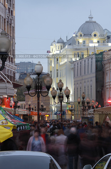 Арбат. Вечер. Будни (2012 год). Редакционное фото, фотограф Юрий Кирсанов / Фотобанк Лори