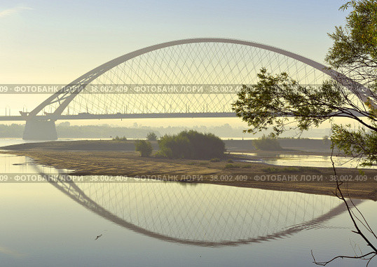 Arch Bugrinskij bridge in the morning mist. Стоковое фото, фотограф ArhSib / Фотобанк Лори