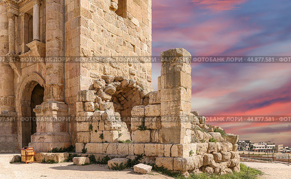 Arch of Hadrian in Gerasa (Jerash), Jordan. Against the background of a beautiful sky with clouds (2016 год). Стоковое фото, фотограф Владимир Журавлев / Фотобанк Лори