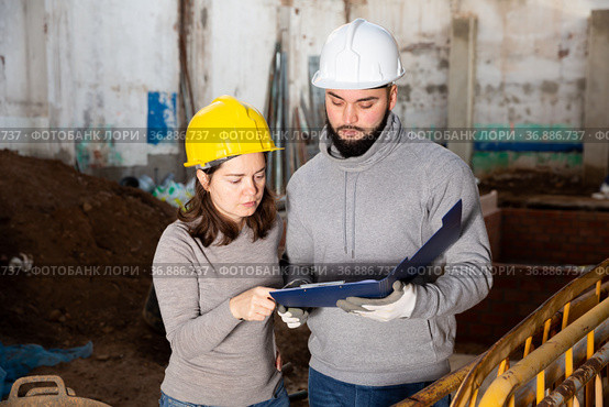 Architect and contractor discussing construction plan. Стоковое фото, фотограф Яков Филимонов / Фотобанк Лори