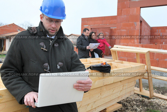 Architect on site with clients. Стоковое фото, агентство Ingram Publishing / Фотобанк Лори