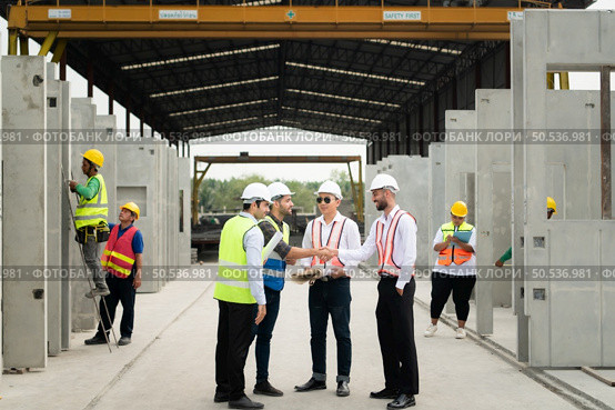Architects a visit to the construction site. Ready to talk the progress of construction projects in the construction area with construction supervision engineers. Стоковое фото, агентство Ingram Publishing / Фотобанк Лори