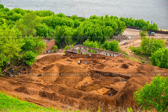 Археологические раскопки на склоне холма (2024 год). Редакционное фото, фотограф Илья Старков / Фотобанк Лори