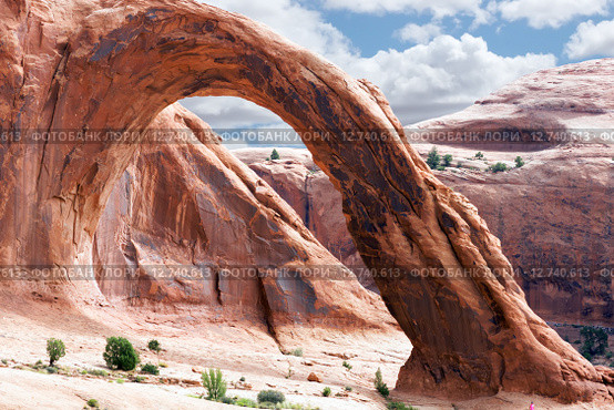 Арка Корона (Corona Arch) из красного песчаника, США, штат Юта (2015 год). Стоковое фото, фотограф Ирина Кожемякина / Фотобанк Лори