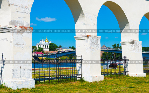 Аркада Гостиного двора. Вид на Новгородский детинец (Новгородский кремль) и реку Волхов в солнечный день летом. Великий Новгород. Россия (2022 год). Редакционное фото, фотограф E. O. / Фотобанк Лори