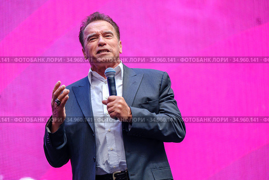 Arnold Schwarzenegger, famous actor, politician and businessman, speaks at a business forum (2019 год). Редакционное фото, фотограф Антон Гвоздиков / Фотобанк Лори