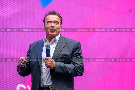 Arnold Schwarzenegger, famous actor, politician and businessman, speaks at a business forum (2019 год). Редакционное фото, фотограф Антон Гвоздиков / Фотобанк Лори