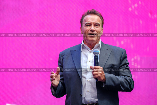 Arnold Schwarzenegger, famous actor, politician and businessman, speaks at a business forum (2019 год). Редакционное фото, фотограф Антон Гвоздиков / Фотобанк Лори