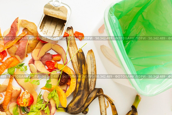 arrangement leftover wasted food bin. Стоковое фото, агентство Ingram Publishing / Фотобанк Лори
