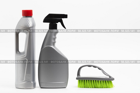 arrangement with detergent bottles brush. Стоковое фото, агентство Ingram Publishing / Фотобанк Лори
