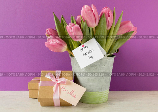 arrangement with tulips gift. Стоковое фото, агентство Ingram Publishing / Фотобанк Лори