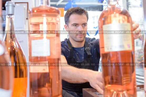 arranging the bottles of wine. Стоковое фото, агентство Ingram Publishing / Фотобанк Лори