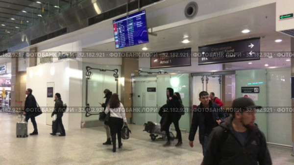 Arrived passengers come to arrival area of the Pulkovo International airport. New terminal serves citizens of St. Petersburg (2019 год). Редакционное видео, видеограф Кекяляйнен Андрей / Фотобанк Лори
