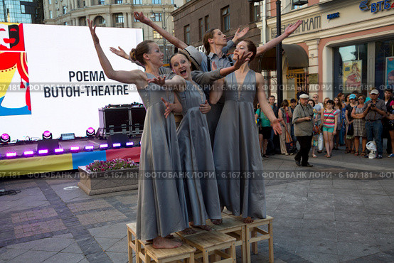 Арт перформанс группы Poema Butoh Theatre в рамках фестиваля "Открытые улицы" на Камергерском переулке города Москвы 19 июля 2014. Редакционное фото, фотограф Николай Винокуров / Фотобанк Лори
