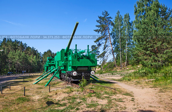 Артиллерийские транспортёры ТМ-I-180 и ТМ-III-12 с 305-мм и 180-мм орудиями. Форт «Красная Горка». Посёлок Форт Красная Горка, Ломоносовский район, Ленинградская область (2020 год). Редакционное фото, фотограф Сергей Афанасьев / Фотобанк Лори