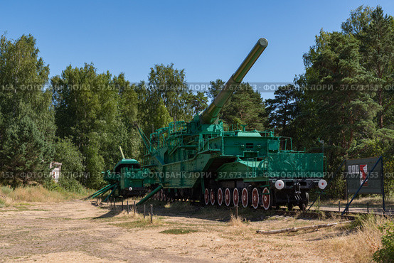 Артиллерийский транспортер ТМ-3-12 с 305-мм пушкой с броненосца «Император Александр III». Форт «Красная Горка». Поселок Форт Красная Горка, Ломоносовский район, Ленинградская область. Россия (2021 год). Редакционное фото, фотограф Дымов Игорь / Фотобанк Лори