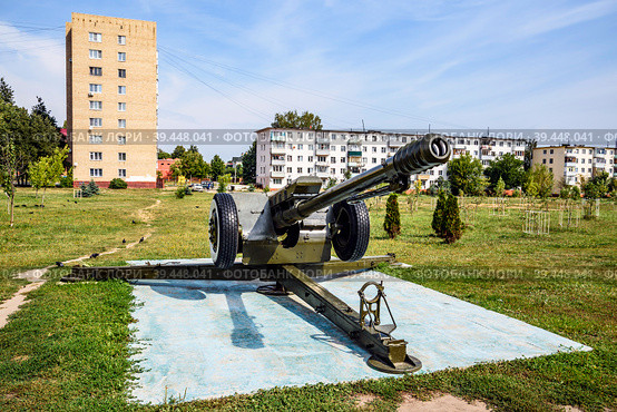 Артиллерийское орудие - 122мм гаубица Д-30. Бульвар Победы, парк военной техники. Город Ступино, Московкая область. (2018 год). Редакционное фото, фотограф Владимир Устенко / Фотобанк Лори