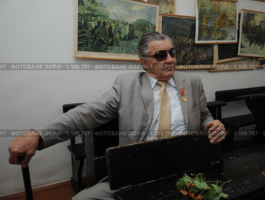 Артист Алексей Ванин за партой Василия Шукшина. с. Сростки (2009 год). Редакционное фото, фотограф Free Wind / Фотобанк Лори