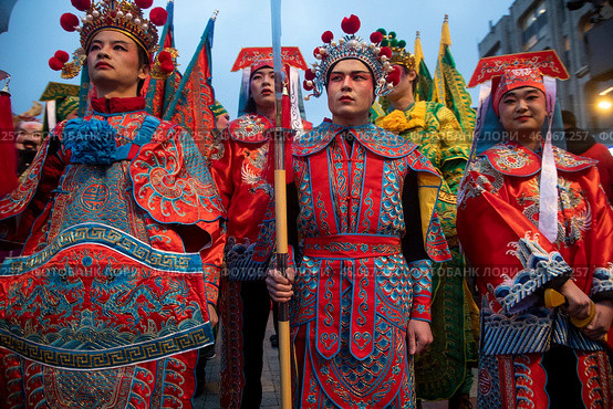 Артисты в костюмах китайских воинов во время шествия фестиваля "Китайский Новый год в Москве" на Тверском бульваре в центре города Москвы, Россия. Редакционное фото, фотограф Николай Винокуров / Фотобанк Лори