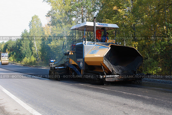 Асфальтоукладчик создает выравнивающий слой (2010 год). Редакционное фото, фотограф Анатолий Матвейчук / Фотобанк Лори