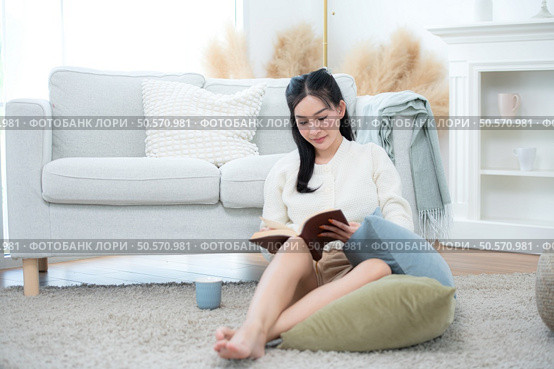 Asian young women with conducting their weekly holiday routines. Стоковое фото, агентство Ingram Publishing / Фотобанк Лори
