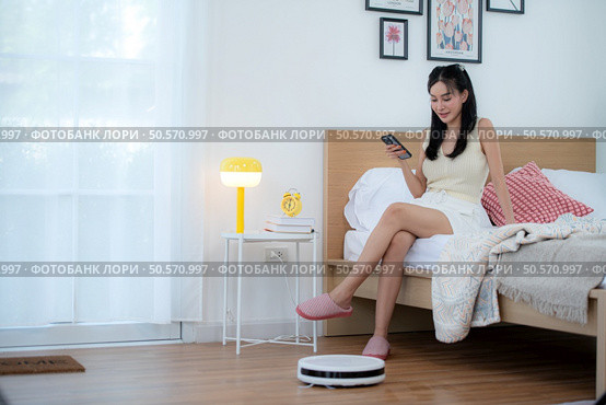 Asian young women with conducting their weekly holiday routines. Стоковое фото, агентство Ingram Publishing / Фотобанк Лори
