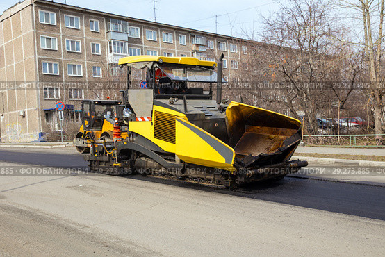 Asphalt Paver Laying Down Asphalt. Стоковое фото, фотограф Евгений Ткачёв / Фотобанк Лори