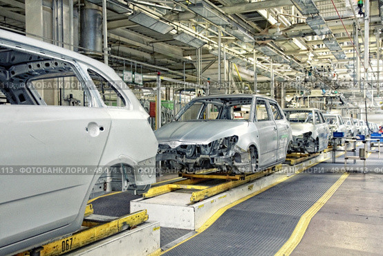 assembled cars in a row at car plant. Стоковое фото, агентство Ingram Publishing / Фотобанк Лори