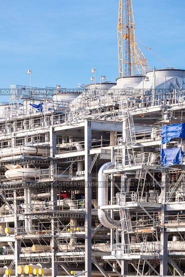Assembling of liquefied natural gas Refinery Factory with LNG storage tank using for Oil and gas industry background. Стоковое фото, агентство Ingram Publishing / Фотобанк Лори
