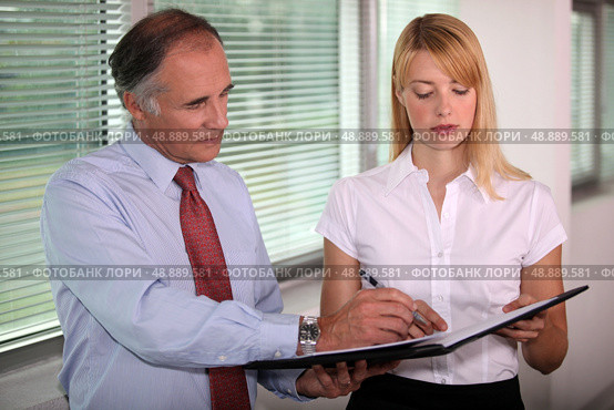 Assistant presenting boss with document. Стоковое фото, агентство Ingram Publishing / Фотобанк Лори