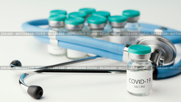 assortment with coronavirus vaccine bottle. Стоковое фото, агентство Ingram Publishing / Фотобанк Лори