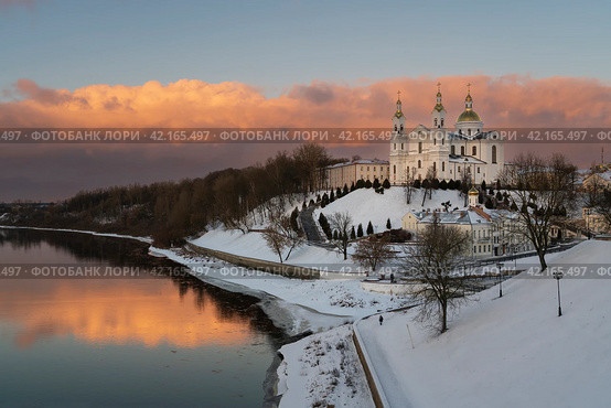 Assumption Mountain, the Holy Spirit Monastery and the Holy Assumption Cathedral on the banks of the Western Dvina and Vitba rivers on a sunny winter evebibg, Vitebsk, Belarus. Стоковое фото, фотограф Ula Ulachka / Фотобанк Лори