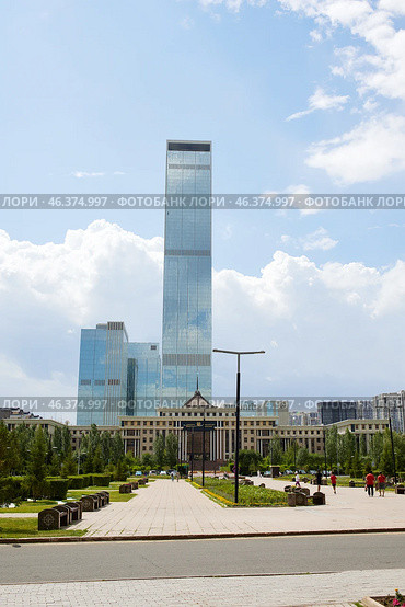 ASTANA, KAZAKHSTAN - JULY 20, 2023: A small square overlooking the building of the Ministry of Defense. Редакционное фото, фотограф Виктория Тельминова / Фотобанк Лори