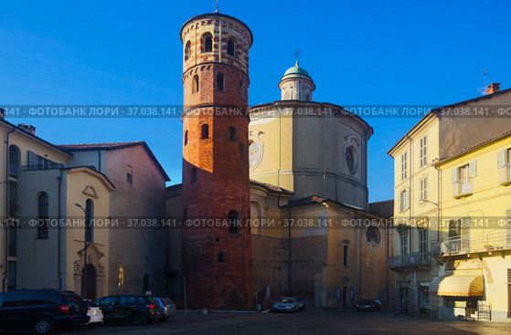 Asti Red Tower and Church of St. Catherine. Стоковое фото, фотограф Яков Филимонов / Фотобанк Лори