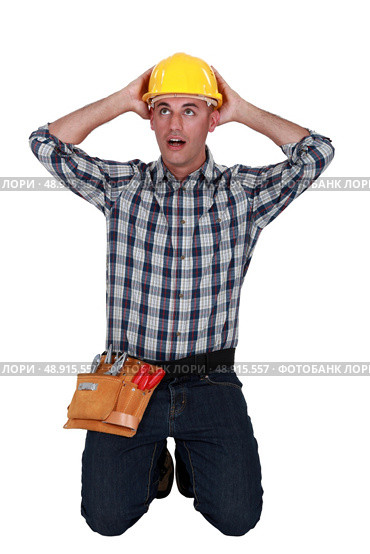 Astonished tradesman with his hands behind his head. Стоковое фото, агентство Ingram Publishing / Фотобанк Лори
