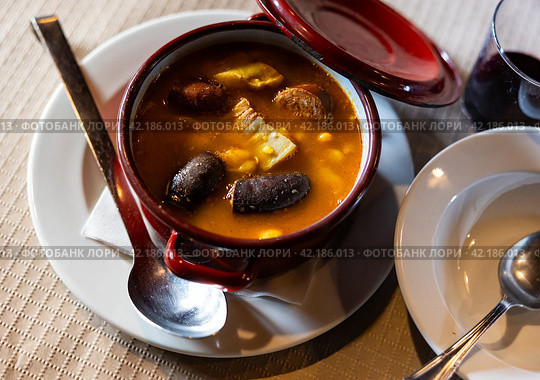Asturian fabada soup served in bowl. Стоковое фото, фотограф Яков Филимонов / Фотобанк Лори