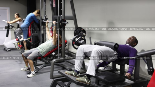 Athletic african man doing press at the sport gym. Стоковое видео, видеограф Яков Филимонов / Фотобанк Лори