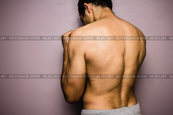 Athletic young man facing a wall. Стоковое фото, агентство Ingram Publishing / Фотобанк Лори