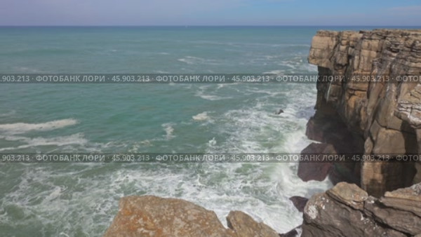 Atlantic coast with rock cliffs and waves. Стоковое видео, видеограф Михаил Коханчиков / Фотобанк Лори