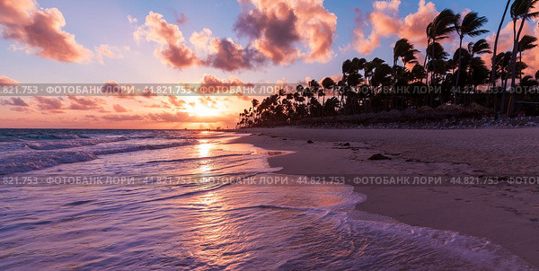 Atlantic Ocean panoramic view on a sunrise, Bavaro beach, Dominican Republic (2020 год). Стоковое фото, фотограф EugeneSergeev / Фотобанк Лори