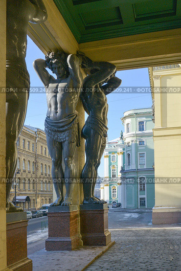 Атланты портика Нового Эрмитажа в Санкт-Петербурге (2013 год). Редакционное фото, фотограф Александр Алексеев / Фотобанк Лори