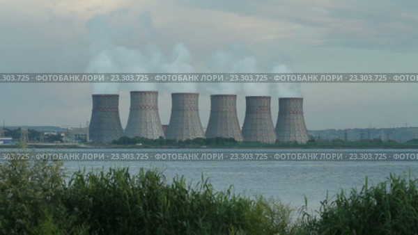 Атомная электростанция. Система охлаждения ядерного реактора. Пять градирен. Стоковое видео, видеограф ActionStore / Фотобанк Лори