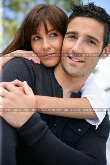Attractive couple hugging outdoors. Стоковое фото, агентство Ingram Publishing / Фотобанк Лори
